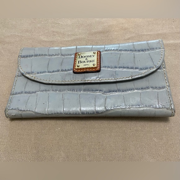 NWT Dooney & Bourke Croc- Embossed Leather Light Grey Wallet Gold Tone Hardware - Picture 1 of 15